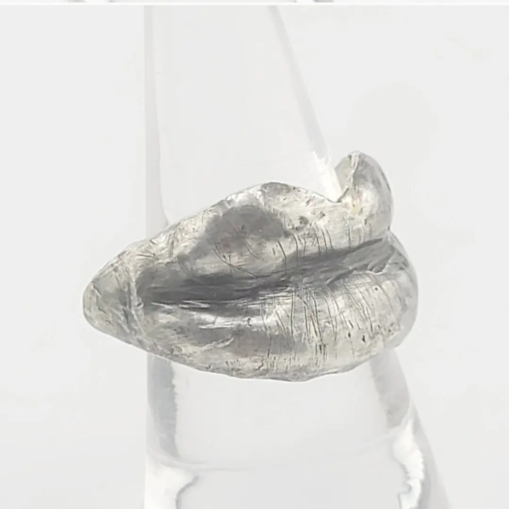 KISS ME 3D RING LIPS SHAPE HANDMADE IN STERLING SILVER METAL SIZE 9 - Picture 2 of 5